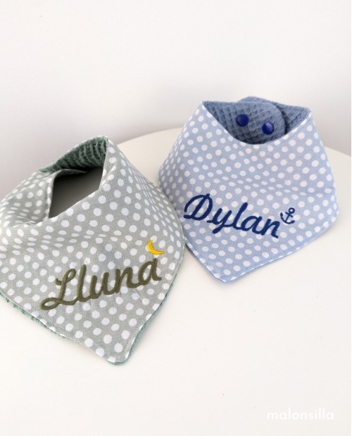 Babero bandana con nombre bordado