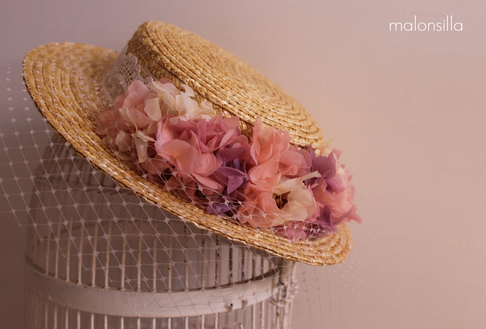 Canotier SantaPola para novia con velo, cinta blanca encaje y flores preservadas rosas by malonsilla