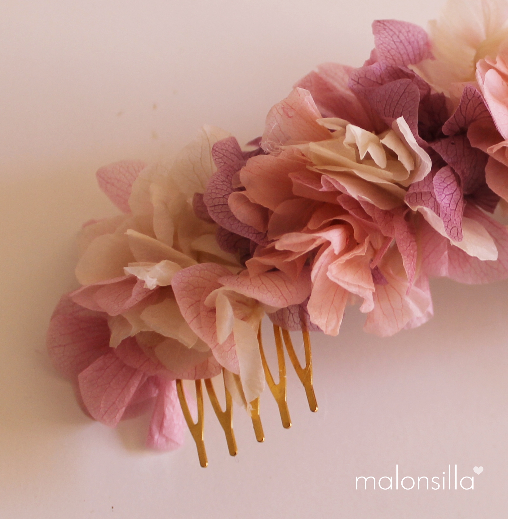 Peina VIRGINIA detalle flores preservadas en rosa malva y blanco roto by malonsilla