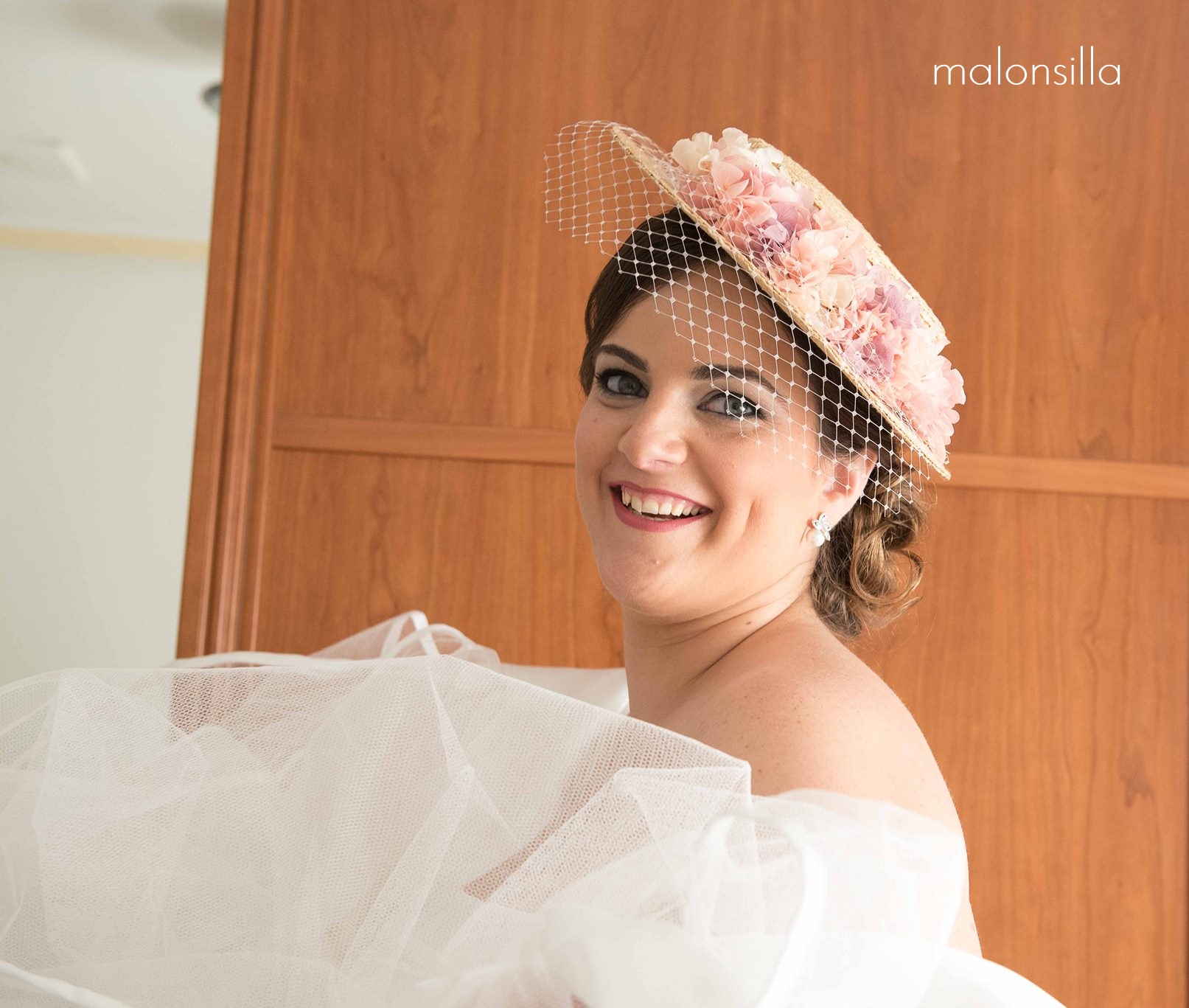 Novia con canotier flores rosas y vestido novia palabra de honor blanco